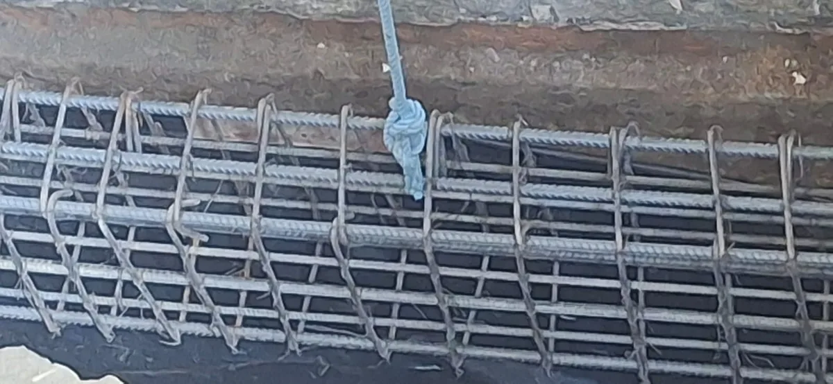 Hierros y estructura en proceso de construcción