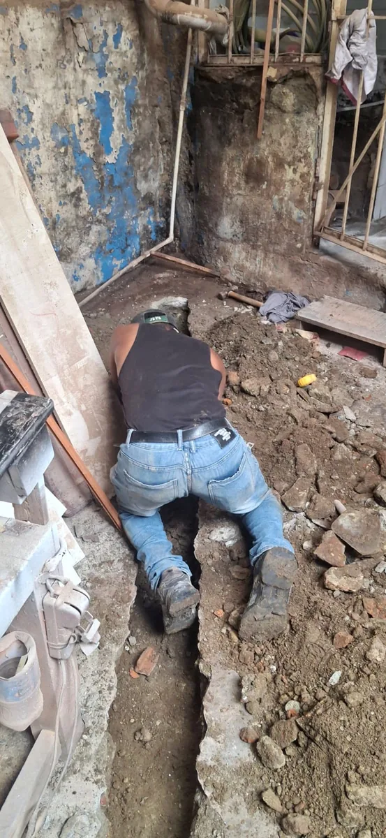 Personal de obra en excavación del proyecto